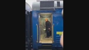 Scholz a Kiev con la valigia misteriosa: cosa c'è dentro? - Video