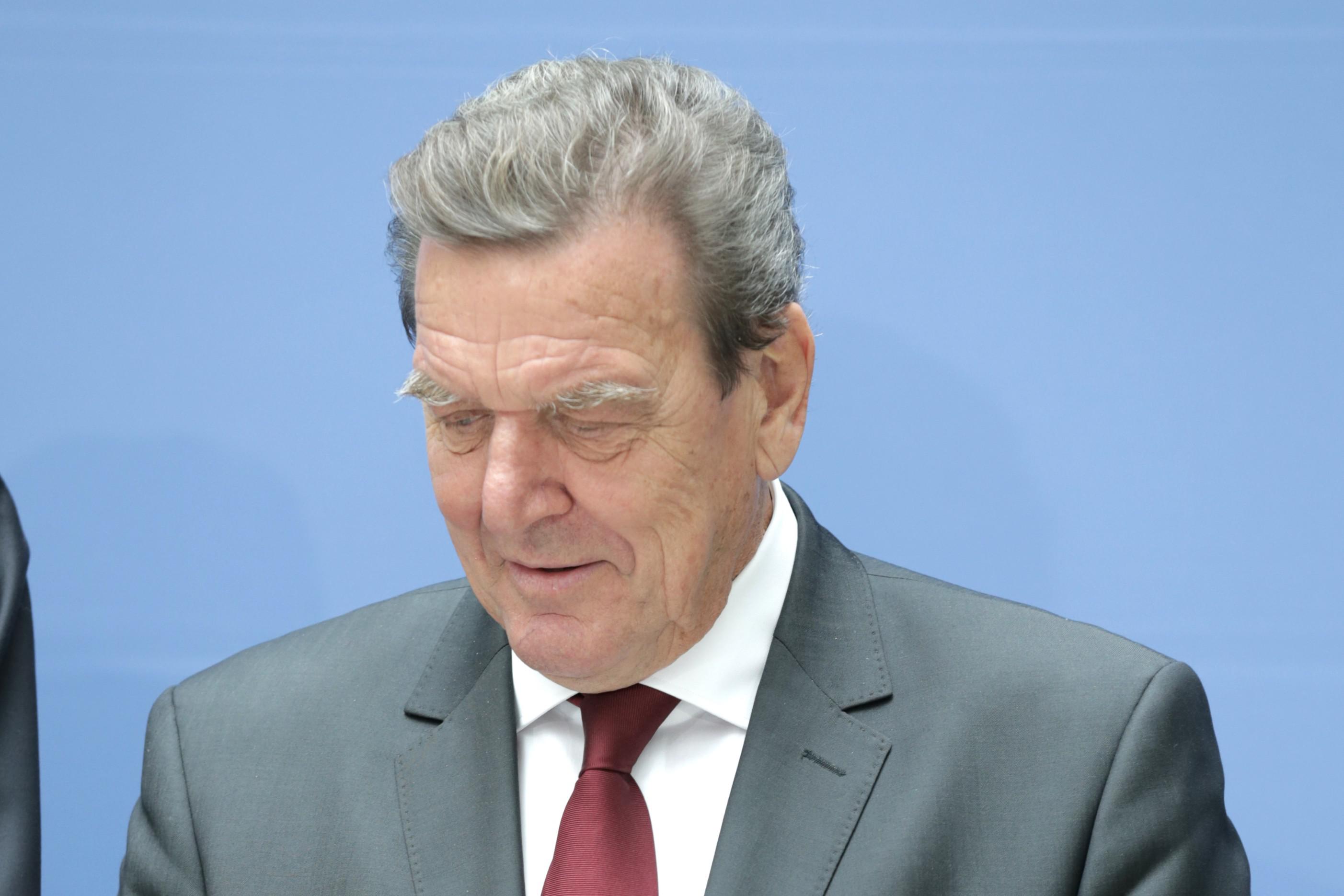 Schroeder: "Putin interessato a porre fine a guerra, ma non è facile"