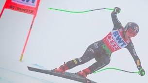 Sci, impresa Goggia: vince con la mano rotta a St