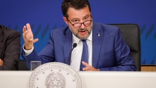 Sciopero 27 novembre, Salvini firma precettazione: stop ridotto a 4 ore