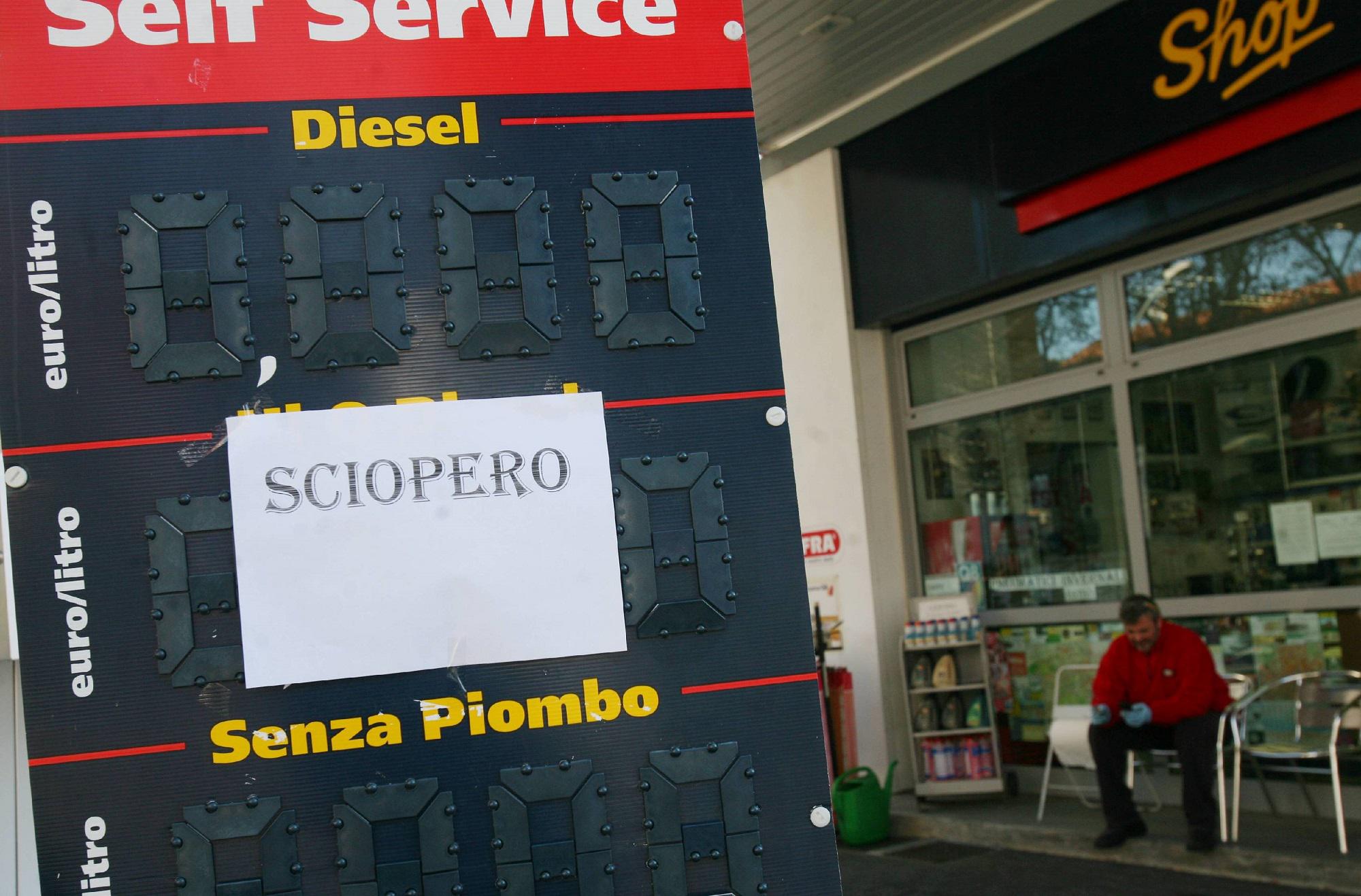 Sciopero benzinai, stop da questa sera per 48 ore