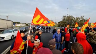 Sciopero, lavoratori ex Ilva occupano l'autostrada Roma-Napoli - Video