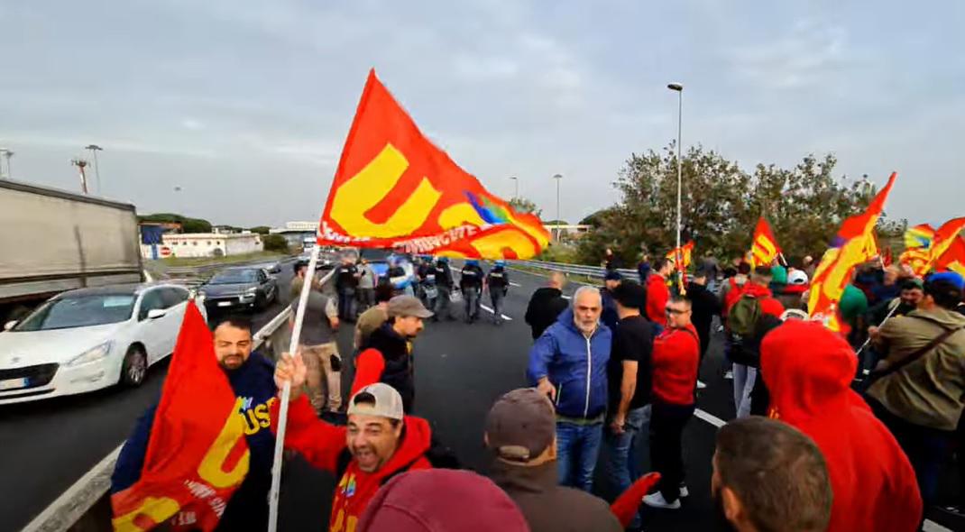 Sciopero, lavoratori ex Ilva occupano l'autostrada Roma-Napoli - Video