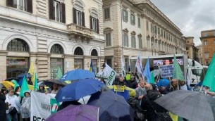 Sciopero medici, dottori al sit in di Roma: "In pensione prima del coccolone"