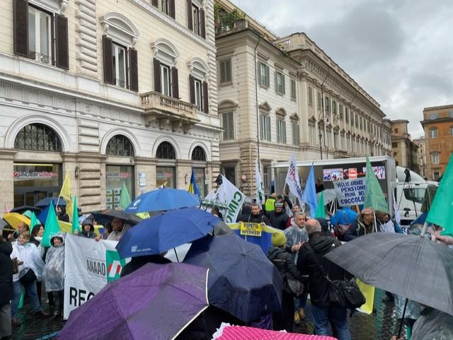 Sciopero medici, dottori al sit in di Roma: "In pensione prima del coccolone"