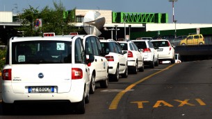 Sciopero Taxi oggi 10 ottobre, cosa sapere: orari e motivi della protesta