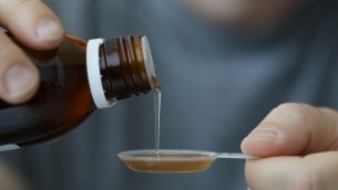 Sciroppi contaminati, allarme Oms su due farmaci: "Rischi gravi in bimbi"