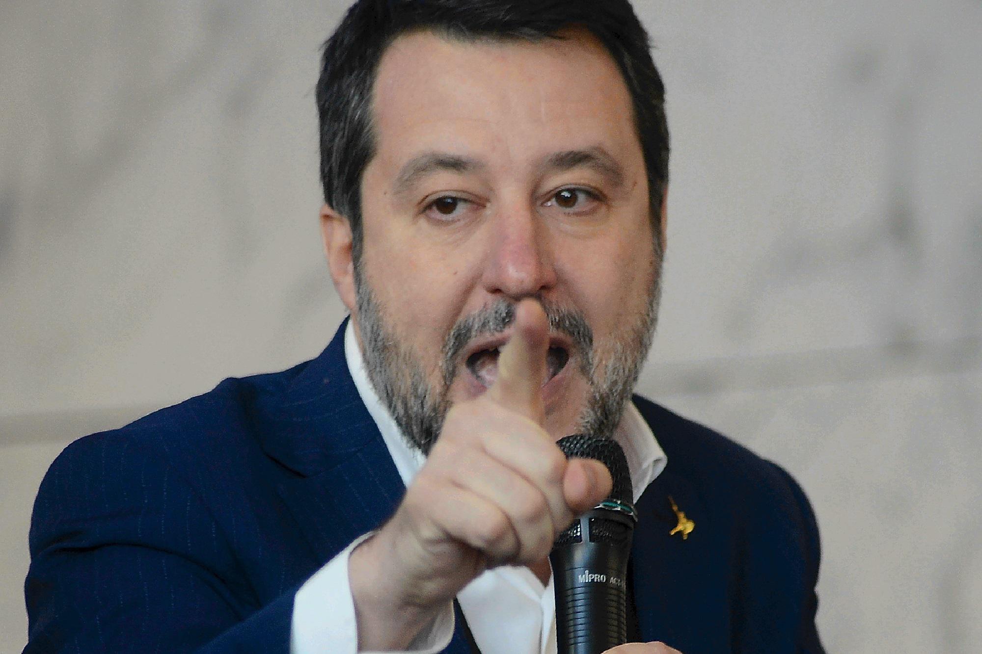Scontri Bologna, Salvini contro i centri sociali: "Covo di delinquenti, vanno sigillati"