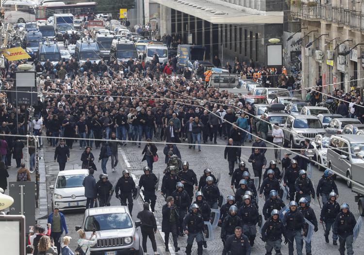 Scontri Napoli, Piantedosi: "Frange tifosi sempre più violente preoccupano"