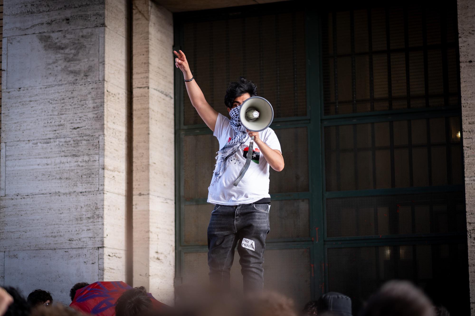 Scontri Sapienza, non solo studenti: nell'assalto anche anarchici e un palestinese vicino ad Hamas