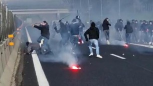 Scontri ultras A1, in corso identificazioni: arrestato tifoso Roma