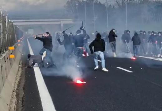 Scontri ultras A1, in corso identificazioni: arrestato tifoso Roma