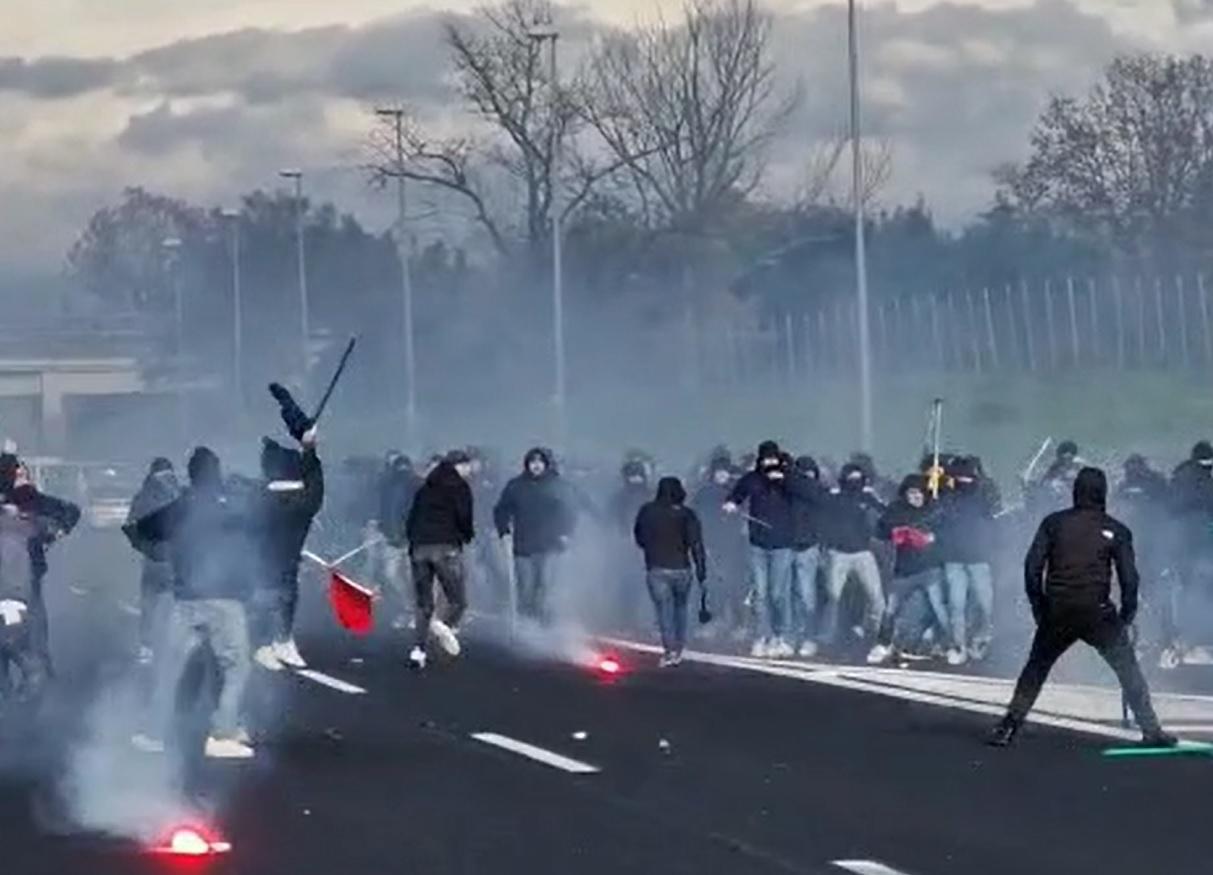 Scontri ultras A1, perquisizioni per 33 tifosi Roma e Napoli