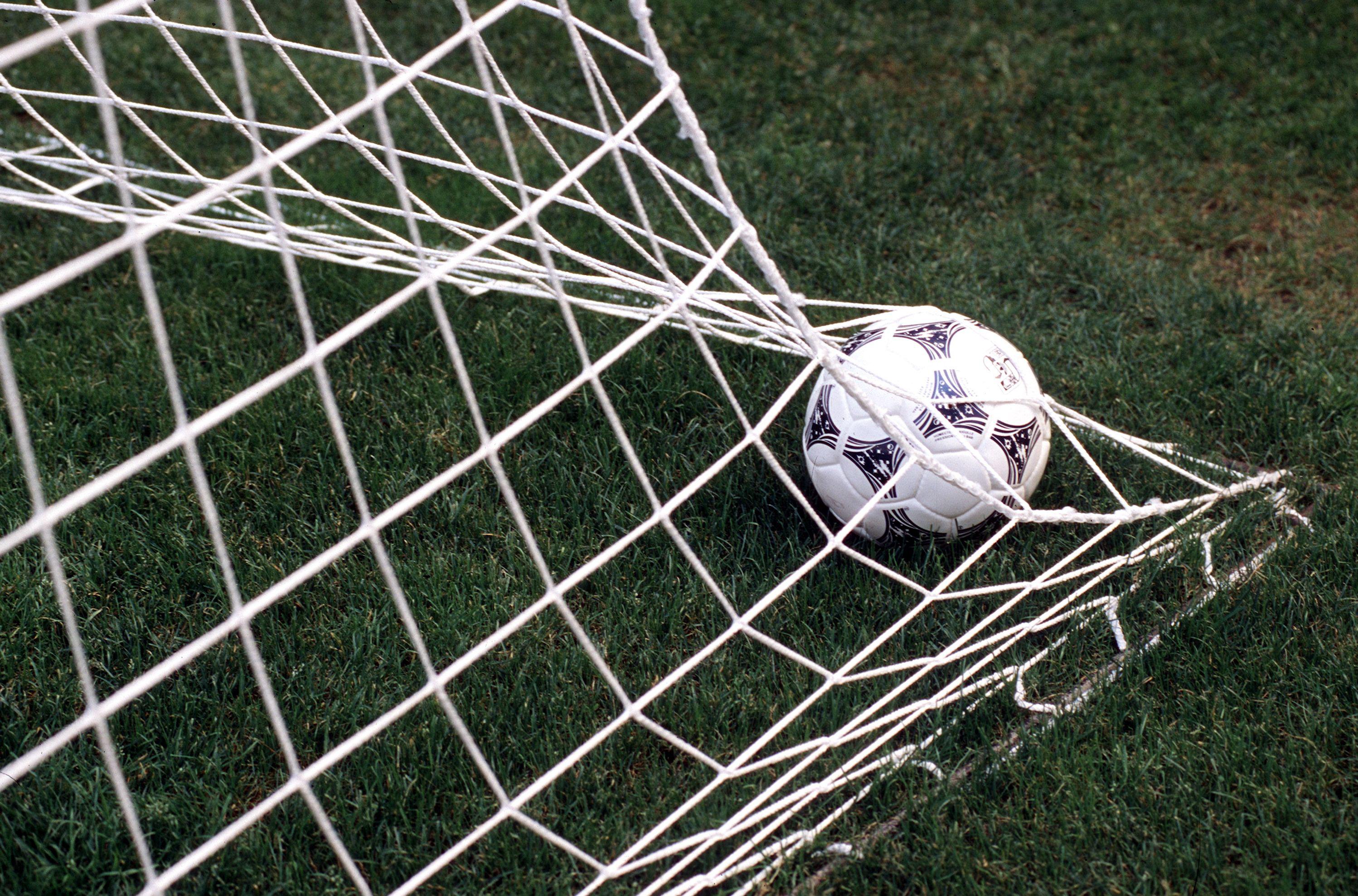 Scontro in campo durante Foggia-Catanzaro, medico salva giovane giocatore