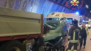 Scontro tra camion e auto sulla statale 'Dei Due Mari', due morti nel Catanzarese
