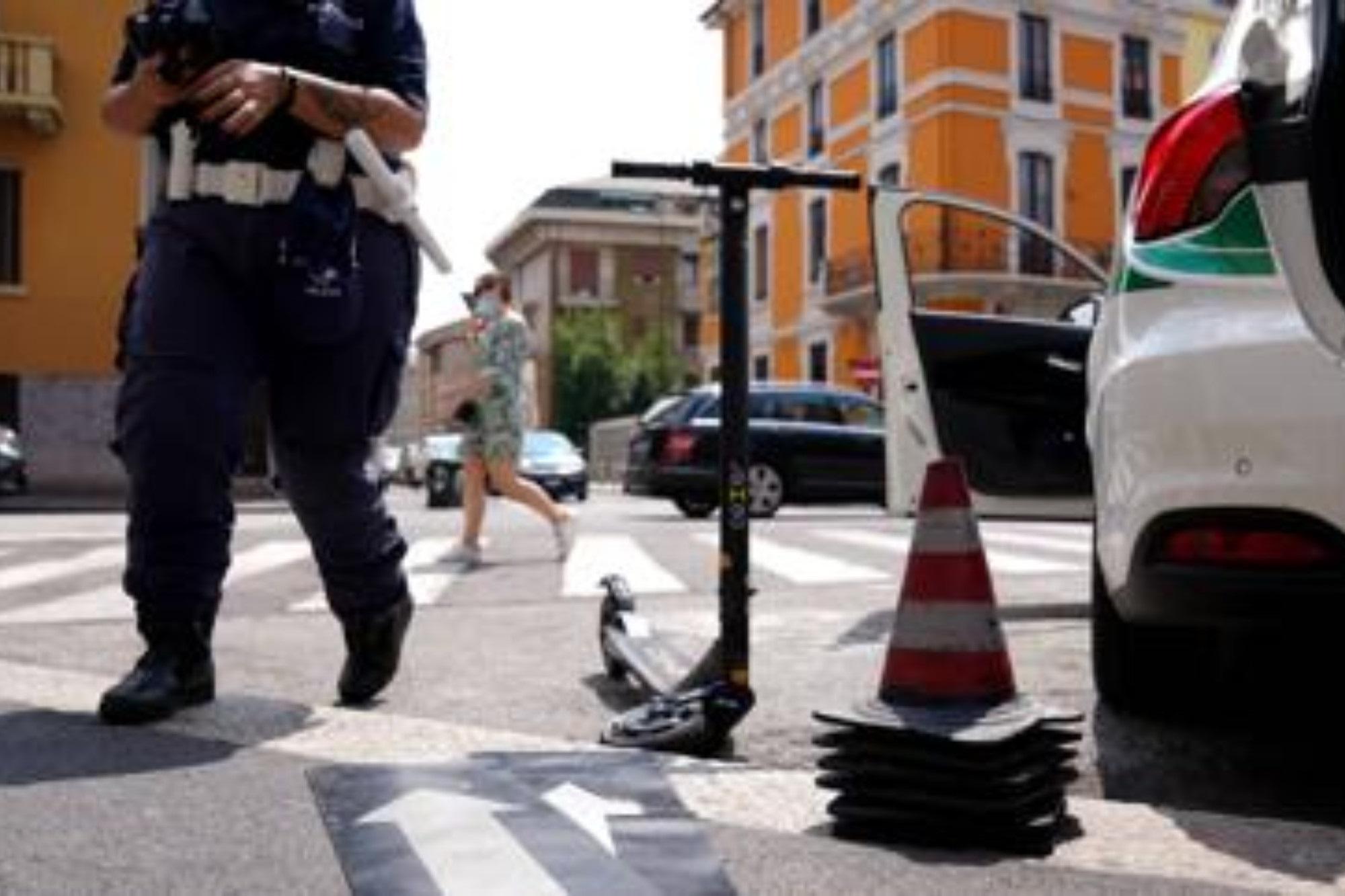 Scontro tra monopattino e auto a Roma, morto un 34enne
