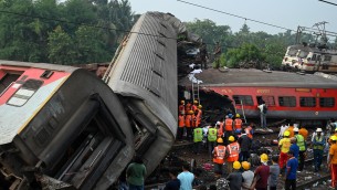 Scontro tra treni in India, 288 morti e oltre 900 feriti