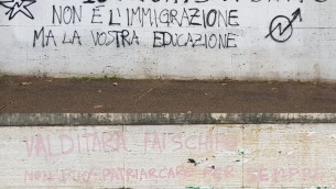 Scritte contro Valditara al ministero dell'Istruzione, simboli anarchici e stella a 5 punte
