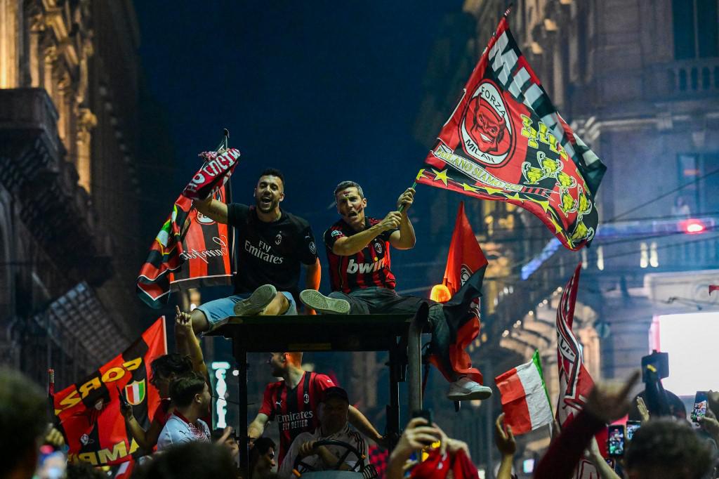 Scudetto Milan, bus scoperto a Milano: il percorso