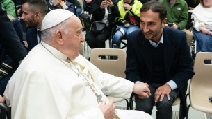 Scultura, l'artista iraniano Howtan Re dona a Papa Francesco il suo Cristo col piercing