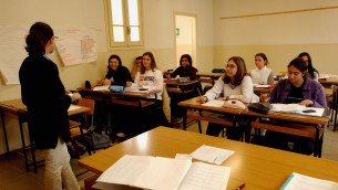 Scuola, quanto guadagnano i professori in Italia? Troppo poco