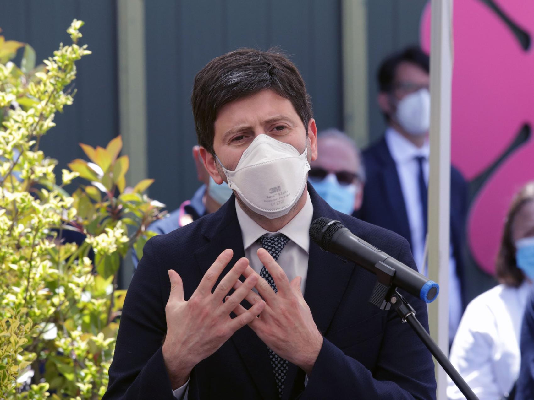 Scuola, Speranza: "Obbligo vaccino? In corso valutazione"