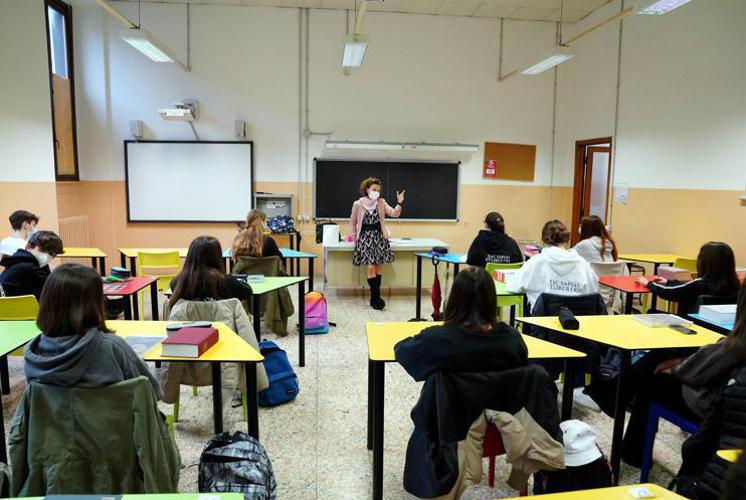 Scuola, stop ai cellulari in classe: inviata circolare a istituti
