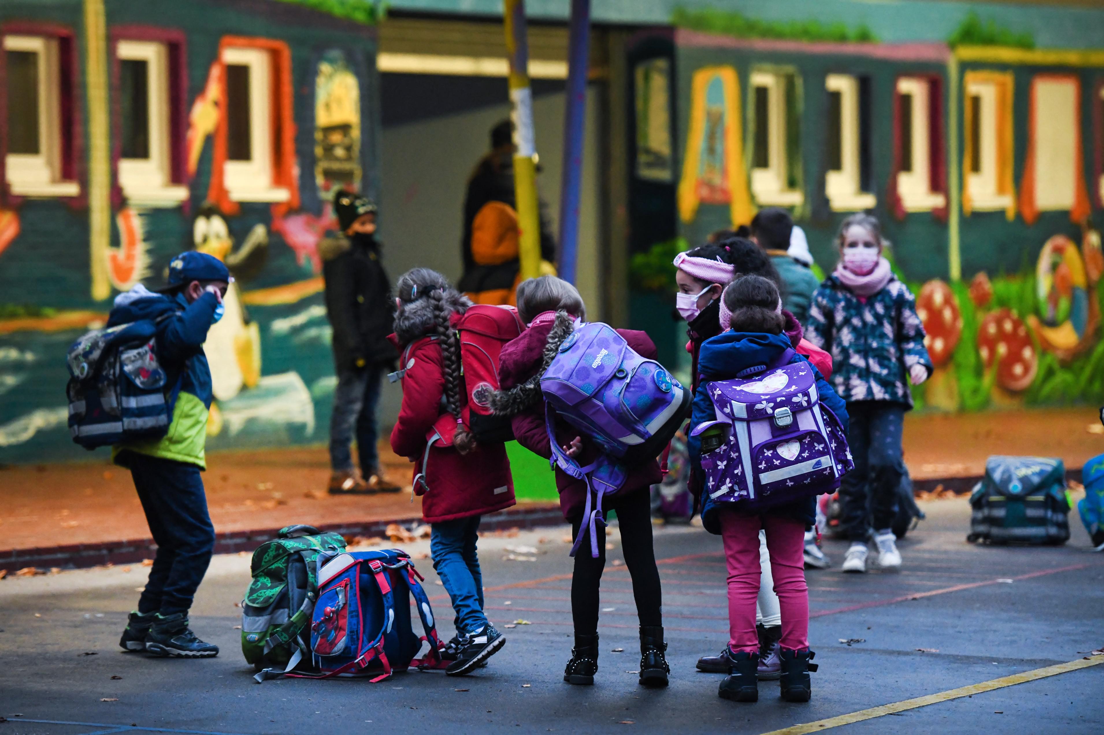 Scuola tra dad e quarantena, Super green pass al lavoro: cosa cambia