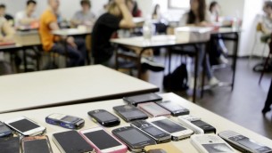 Scuola, Valditara: "No al cellulare in classe, stiamo lavorando a circolare"