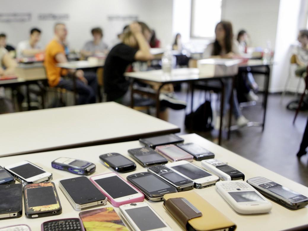 Scuola, Valditara: "No al cellulare in classe, stiamo lavorando a circolare"