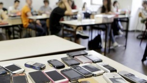 Scuola, Valditara propone a Ue divieto cellulari in classe