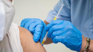 Seconda dose vaccini Pfizer e Moderna, "richiamo ok anche a 90 giorni"