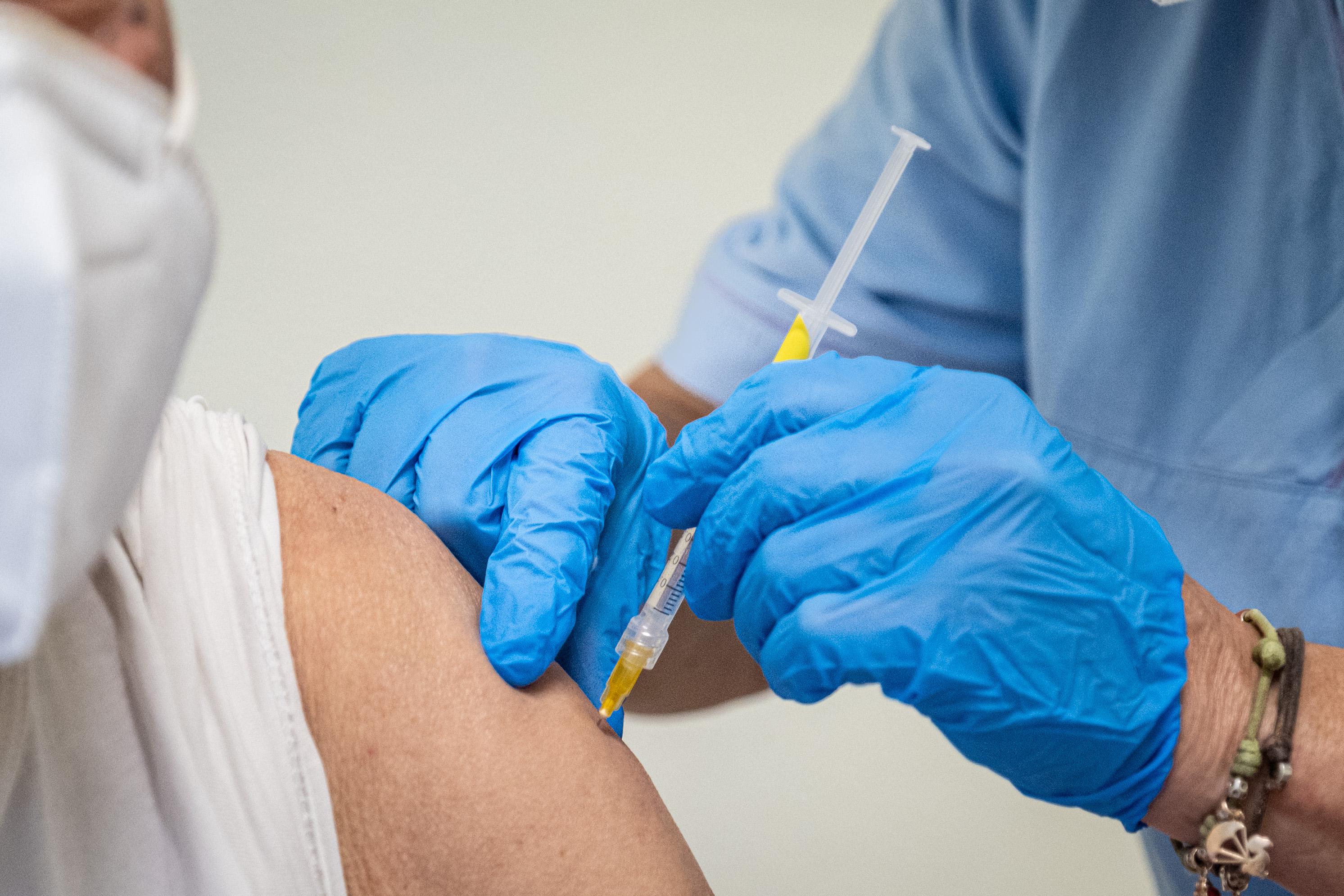 Seconda dose vaccini Pfizer e Moderna, "richiamo ok anche a 90 giorni"