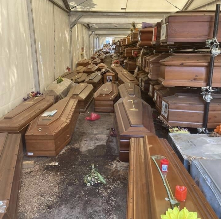 Selvaggia Lucarelli al cimitero di Palermo: "Cose mai viste"