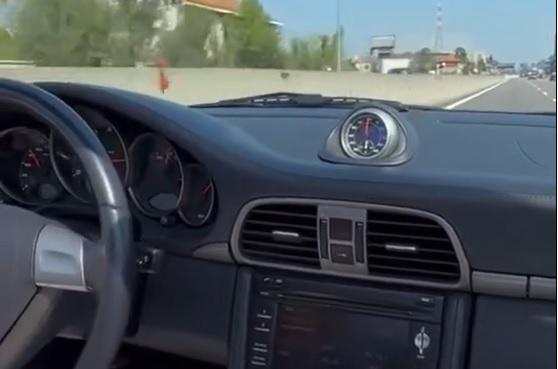 Sfreccia a 150 km all'ora dopo spot su guida sicura: bufera su presidente Milano-Serravalle - Video