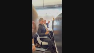 Show musicale sul volo Roma-Parigi, il pilota è il direttore di Santa Cecilia - Video