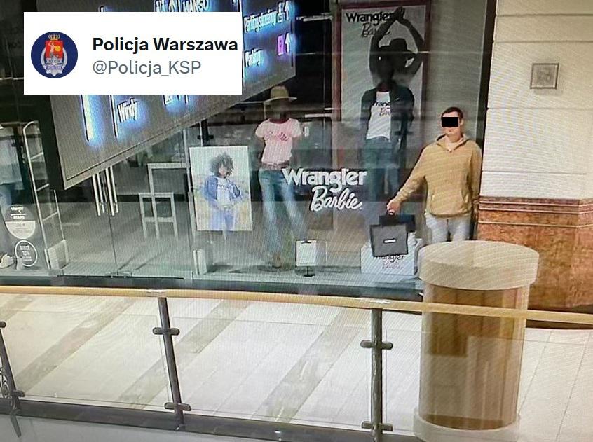 Si finge manichino in negozio per rubare: arrestato 22enne