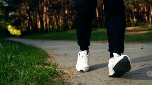 Siesta bocciata, camminare (senza correre) dopo mangiato fa bene