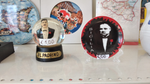 Sindaco Cinisi vieta vendita gadget con 'Il Padrino'