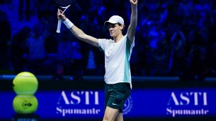 Sinner batte Djokovic alle Atp Finals 2023, il boato del Pala Alpitour