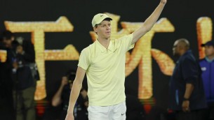 Sinner dopo il trionfo agli Australian Open: "Cahill, ti convincerò a restare"