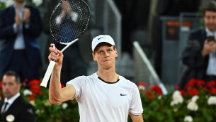 Sinner rimonta e batte Khachanov, vola ai quarti di Madrid