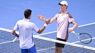 Sinner, sfida a Djokovic nella semifinale del Six Kings Slam: orario e dove vederla in tv