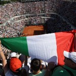Sinner, un bambino 'carota' e un "forza Juve" per Bastoni: cori e cartelloni al Foro