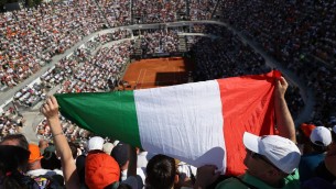 Sinner, un bambino 'carota' e un "forza Juve" per Bastoni: cori e cartelloni al Foro