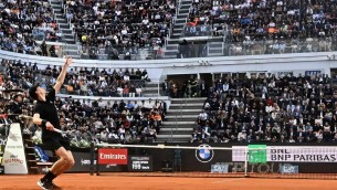 Sinner, un braccio di ferro arancione e il tifo per..