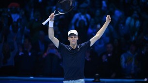 Sinner, vittoria con Tsitsipas