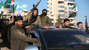 Siria, ribelli controllano oltre la metà di Aleppo. Raid aereo Russia