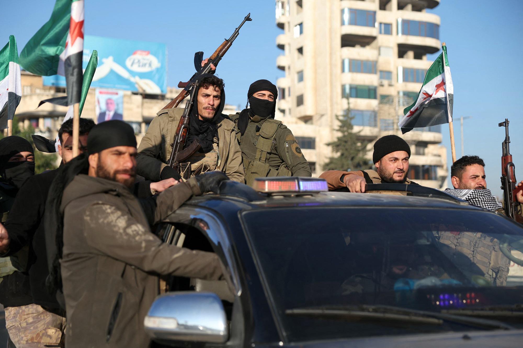 Siria, ribelli controllano oltre la metà di Aleppo. Raid aereo Russia