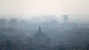 Smog 'veleno' per il cervello, più segni Alzheimer in chi vive in aree inquinate: lo studio